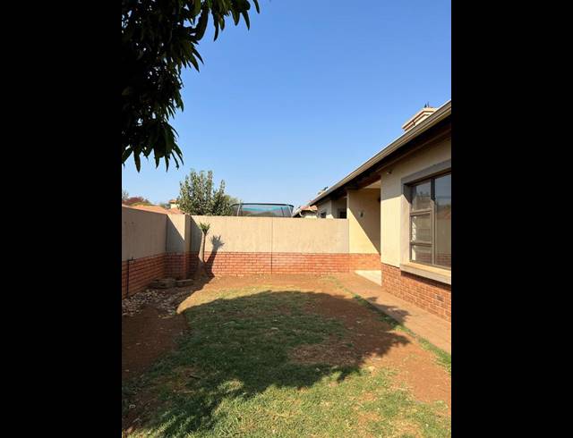 3 BEDROOM TOWNHOUSE FOR SALE IN SINOVILLE